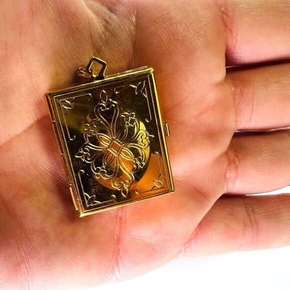 Vintage Gold-Plated Locket Necklace - Intricate Design - Holds Small Photos - Picture 4 of 5